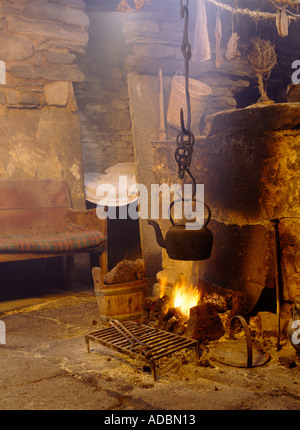 dh Kirbuster Farm Museum BIRSAY ORKNEY Kettle on open fire Orkney farmhouse bench and Neuk bed heritage boiling Stock Photo