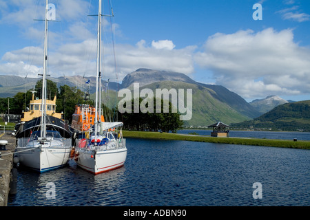 dh Corpach CALEDONIAN CANAL INVERNESSSHIRE Yachts and boats berthed at quayside Ben Nevis mountain Stock Photo