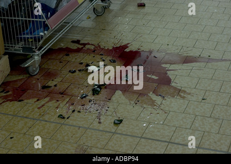 Broken bottle of red vine in ALDI discount market Leipzig Hauptbahnhof (Main Station) Stock Photo