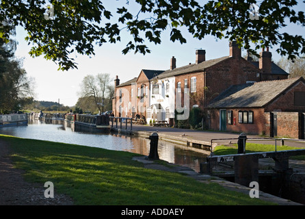 'The Swan Public House' in Autumn at 'Fradley Junction' British Waterways Canal Stock Photo