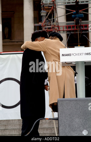 NELSON MANDELA AND SIR BOB GELDOF HUG EACH OTHER AT THE RALLY OF MAKE POVERTY HISTORY TRAFALGAR SQ LONDON 2005 Stock Photo