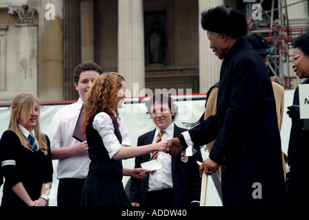 PRESIDENT NELSON MANDELA HAND SHAKING WITH THE GROUP OF STUDENT DURING THE RALLY OF MAKE POVERTY HISTORY IN TRAFALGAR SQ LONDON Stock Photo