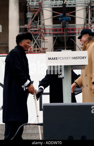 NELSON MANDELA AND SIR BOB GELDOF MEETING IN TRAFALGAR SQ FOR THE RALLY OF MAKE POVERTY HISTORY FEBRUARY 2005 LONDON Stock Photo