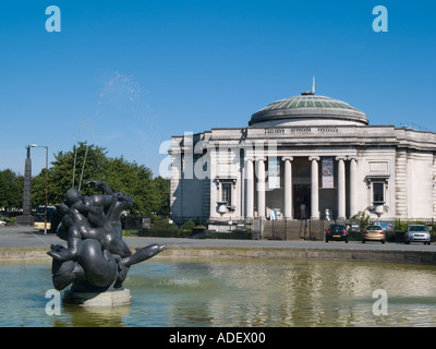 FOUNTAIN and 'LADY LEVER' ART GALLERY founded 1922 by William Hesketh Lever 'Port Sunlight' Merseyside England UK Stock Photo