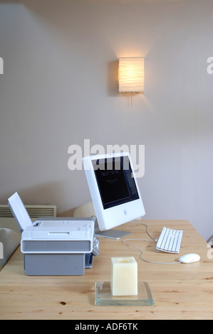 AN IMAC IN THE DINING ROOM AREA OF A CONTEMPORARY STUDIO FLAT UK 2007 Stock Photo