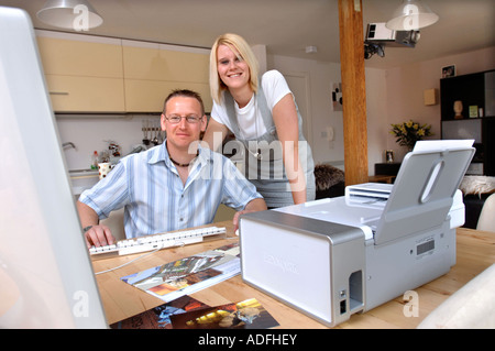 AN IMAC IN USE BY A COUPLE IN THE DINING ROOM AREA OF A CONTEMPORARY STUDIO FLAT UK 2007 Stock Photo