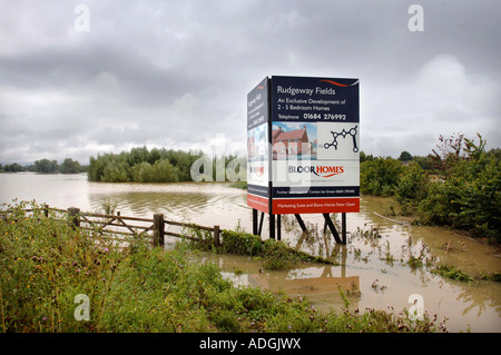 AN ADVERTISING BOARD FOR A PLANNED HOUSING DEVELOPMENT ON LAND WHICH IS UNDER FLOODWATER IN TEWKESBURY GLOUCESTERSHIRE UK Stock Photo