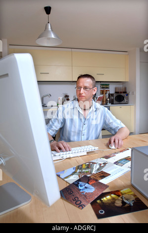 AN IMAC IN USE IN THE DINING ROOM AREA OF A CONTEMPORARY STUDIO FLAT UK 2007 Stock Photo