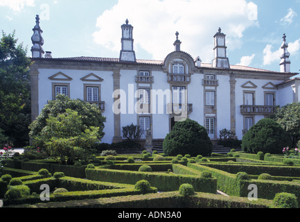 Vila Real, Casa de Mateus, Nordansicht des Herrenhauses mit Heckenrondell Stock Photo