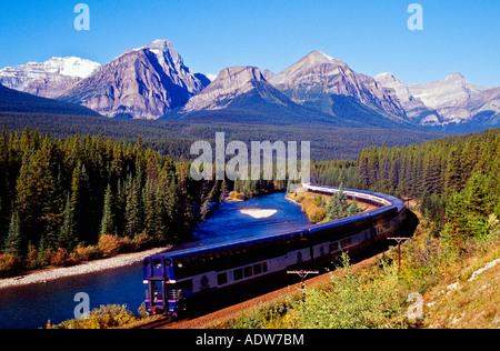 Train carriages on the riverbanks to Bow River Stock Photo