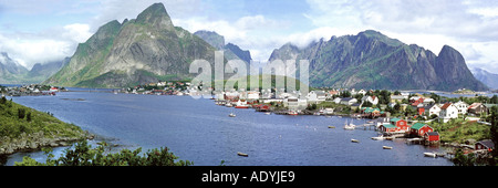 colourful fisher village at the fjord, in the background steep mountains, Norway, Lofoten, Reine, 01.07.2002. Stock Photo