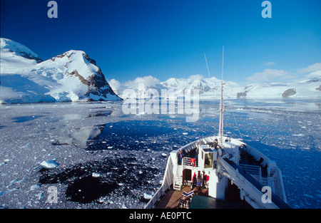 Einfahrt in den Lemaire Kanal Antarktische Halbinsel Antarctica ship Stock Photo