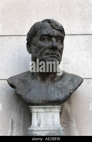 Bust of Alfred Charles William Harmsworth 1st Viscount Northcliffe at St Dunstan in the West Church Fleet St London England Stock Photo