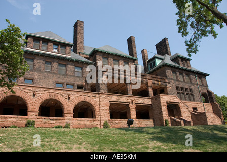 Minnesota Twin Cities Minneapolis Saint Paul The mansion of railroad tycoon James J Hill on Summit Avenue in Saint Paul Stock Photo