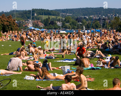 Switzerland Zurich people sunbathing near Zuri lake Stock Photo