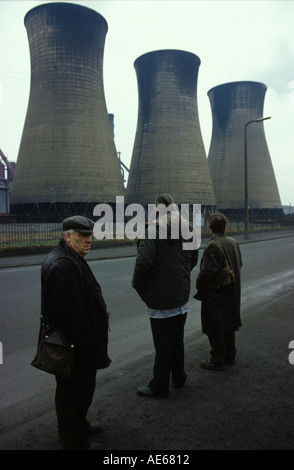 Manual workers 1980s UK. Men waiting for bus to take them home after the night shift. Lysaghts Steelworks Cooling towers. Scunthorpe 1981 Lincolnshire Stock Photo