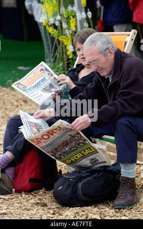 Couple reading newspapers at Hay Festival 2006 Hay on Wye Powys Wales UK Stock Photo
