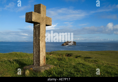 dh Dore Holm ESHA NESS SHETLAND Stone cross monument and natural arch rock unihabitated islet Stock Photo