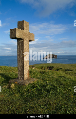 dh Dore Holm ESHA NESS SHETLAND Stone cross monument and natural arch rock unihabitated islet Stock Photo