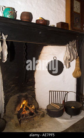 dh Shetland croft house museum SOUTHVOE SHETLAND Farmhouse fireplace kettle pots and dried fish open peat fire burning cottage interior hearth Stock Photo