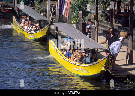 Tourists arriving at Damnoen Saduak Floating Market, Bangkok, Thailand Stock Photo