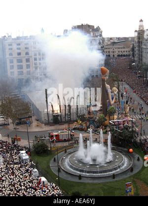 La Mascleta de las Fallas de Valencia, con el Ayuntamiento y la Falla ...