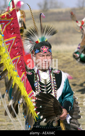 CANADA PLAINS FIRST NATION MAN IN TRADITIONAL COSTUME AND FEATHER HEAD DRESS AT WANUSKEWIN HERITAGE PARK SASKATOON Stock Photo