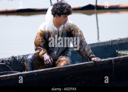 PEMEX contract workers attempt to reclaim land at the site of a crude oil spill in the Cinco Presidentes field, Tabasco, Mexico Stock Photo