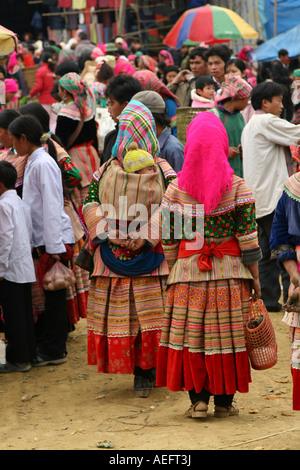 Flower Hmong women gathering at BacHa market in Vietnam Stock Photo - Alamy