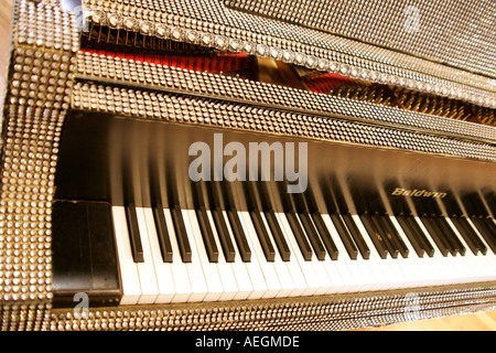 Primo piano uomo schiacciando il secchio di panno umido Foto stock - Alamy