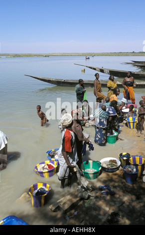 Mali Ansongo Women washing clothes in Niger river Stock Photo