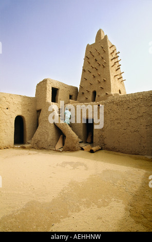 Mali Timbuktu, Man walking at Djingareiber Mosque, 14th century, Oldest mosque in Mali Stock Photo