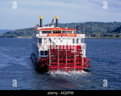 A view of the paddlewheel sternwheeler steamboat Queen Of The West on the Columbia River near Portland, Oregon. Stock Photo