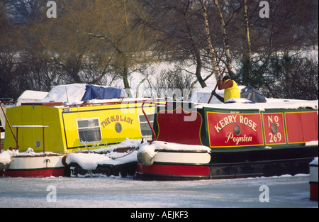 Cheshire Higher Poynton narrowboats frozen into Macclesfield Canal Stock Photo