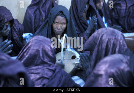 Mali Menaka near Gao, Women playing local musical instrument IMZAD The Tuareg violin Stock Photo