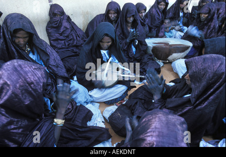 Mali Menaka near Gao, Women playing local musical instrument IMZAD The Tuareg violin Stock Photo