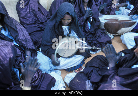 Mali Menaka near Gao, Women playing local musical instrument IMZAD The Tuareg violin Stock Photo