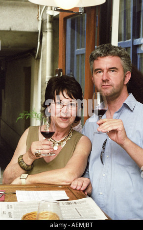 The owner Dany Bertuis and a guest. Wine bar les Enfants Rouges in Paris. Paris, France. Stock Photo