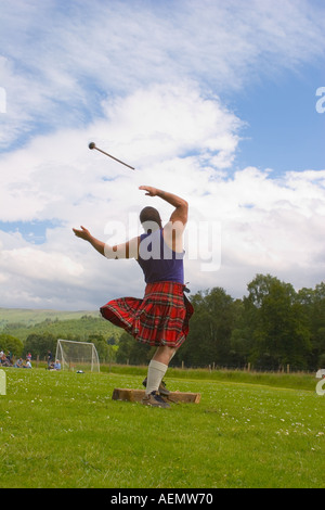 Peter Whitehead (MR) a Scottish Highland Games heavy throwing the weight.  A traditional scottish athletic Highland Games event. Braemar, Scotland, UK Stock Photo