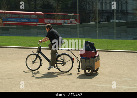 Darwins Deli bike sandwich food delivery business cycling along on bicycle with trailer & cutting the corner at Hyde Park corner London England UK Stock Photo