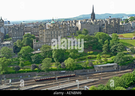 Waverley Railway Station in Edinburgh and the imposing buildings lining the Royal Mile Stock Photo