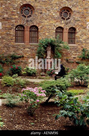 Rüdesheim-Eibingen, Mariengarten der Abtei St. Hildegard, Garten mit Nonne Stock Photo