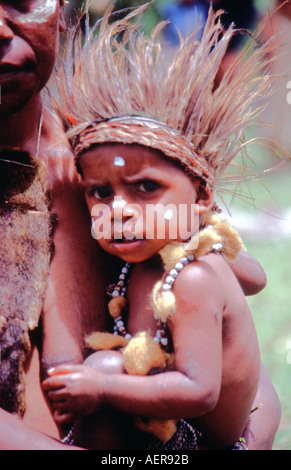 Portrait of a mother and child from the Simbu Tribe in the Highlands ...