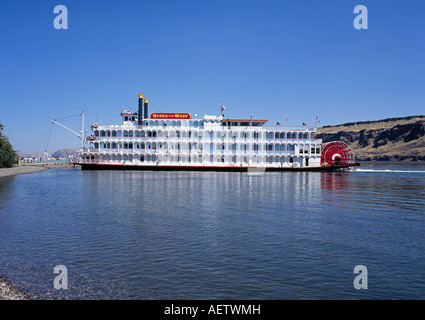 A view of the paddlewheel sternwheeler steamboat Queen Of The West on a trip up the Columbia River Stock Photo