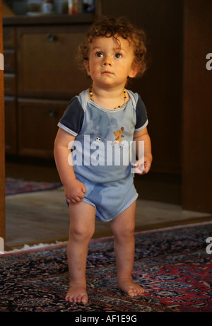 Kleinkind 18 Monate alt JONI steht schon sicher auf seinen Beinen Model Released Stock Photo