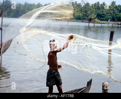 THROW NET FISHING IN KUMBALANGI KERALA Stock Photo - Alamy