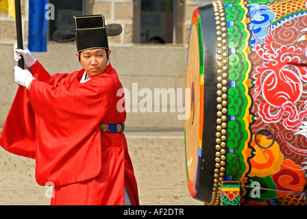 Korean Drummer in traditional Costume at the change of guards ceremony in front of the Gyeonbokgung Palace, Seoul, South Korea Stock Photo