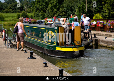 Canal boats in Shiplake lock on the river Thames Oxfordshire England Stock Photo