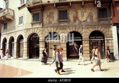 Louis Vuitton store, Verona, Italy, Veneto Stock Photo: 75568070 - Alamy