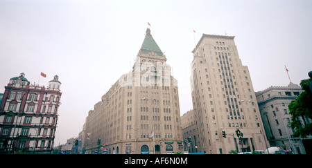 Great World Cities. The Fairmont Peace Hotel on the Bund in the city of Shanghai in China in Asia. Adventure Culture Travel Far East Stock Photo